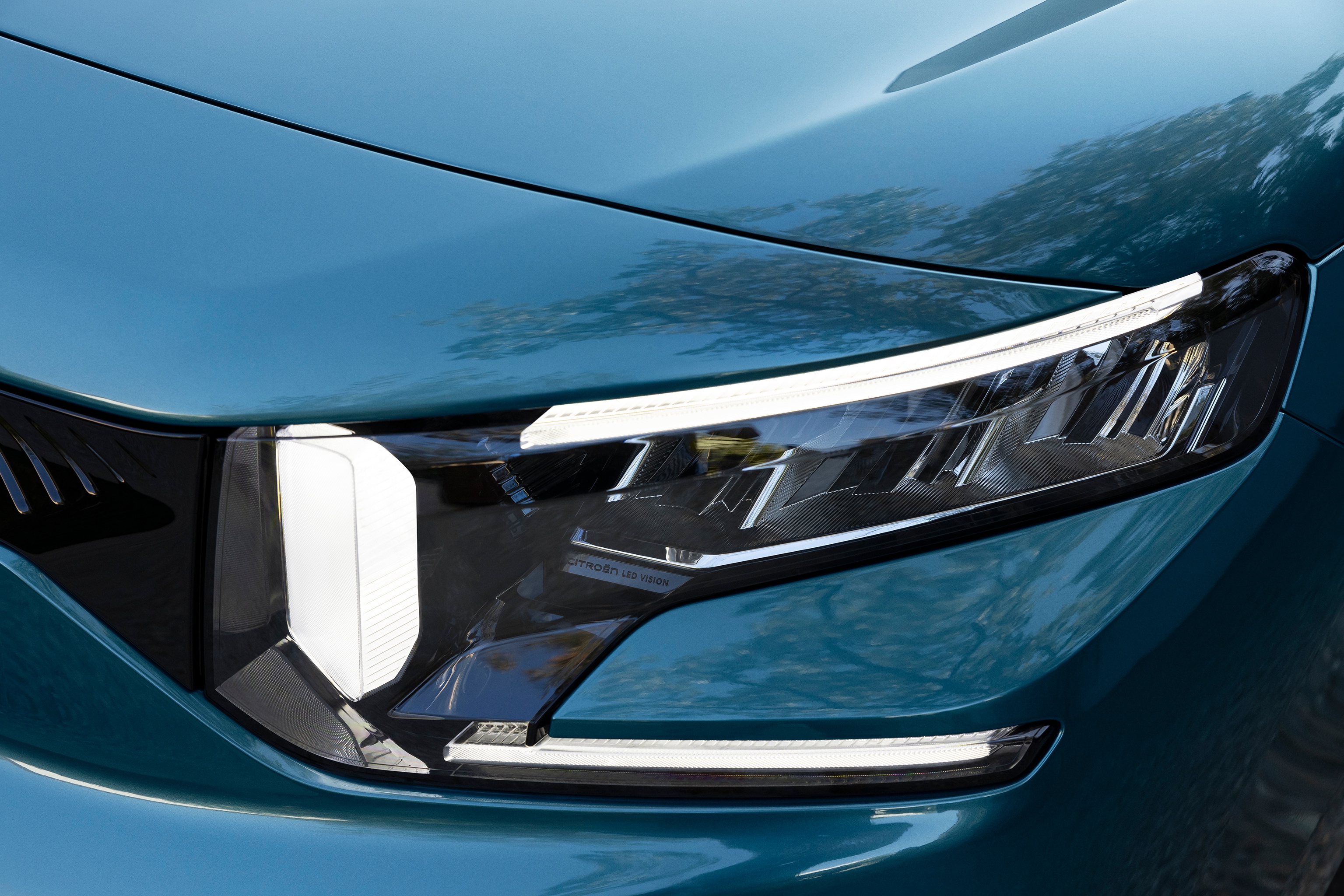 Front-Licht-Detailansicht Berlingo zeigt LED-Signatur, Sicherheit, Sicht, Design und verbesserte moderne Optik