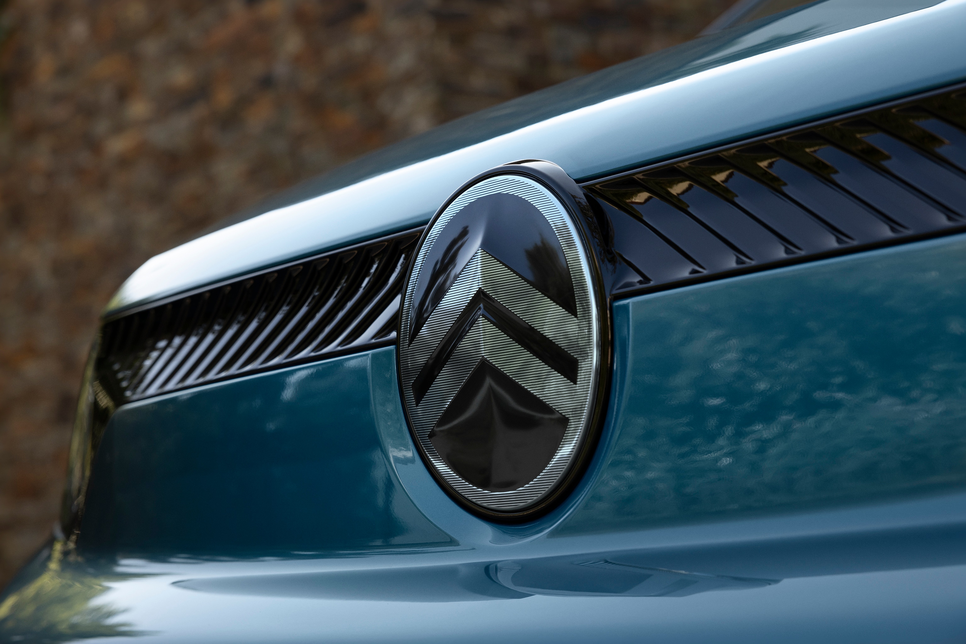 Front-Detailansicht Kiama Blau Berlingo zeigt neues Citroën-Logo-Design, Qualität, Sicherheit und selbstbewusste moderne Identität