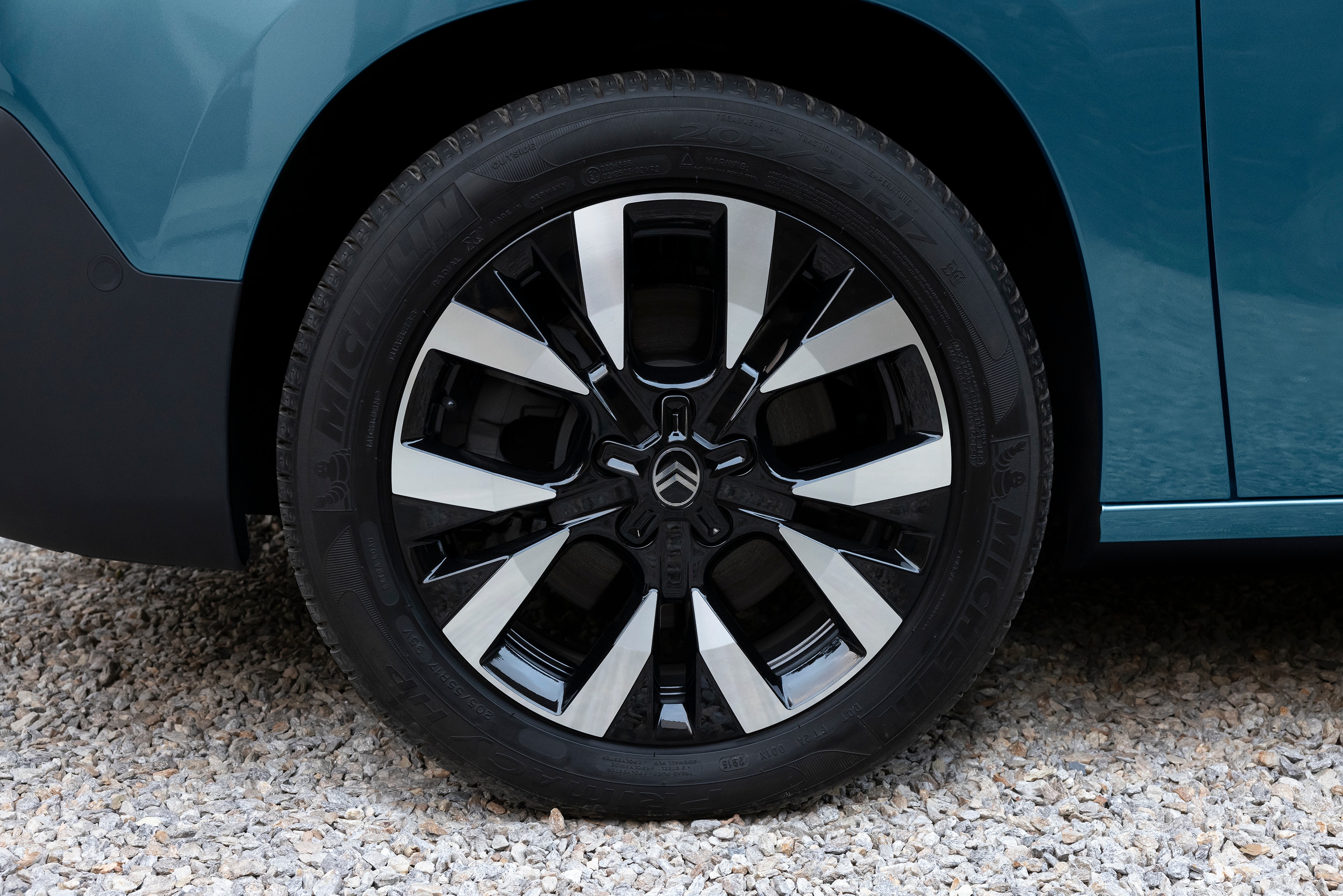 Felgen-Detailansicht Berlingo zeigt modernes Alufelgen-Design, Sicherheit, Langlebigkeit und verbesserten Außencharakter
