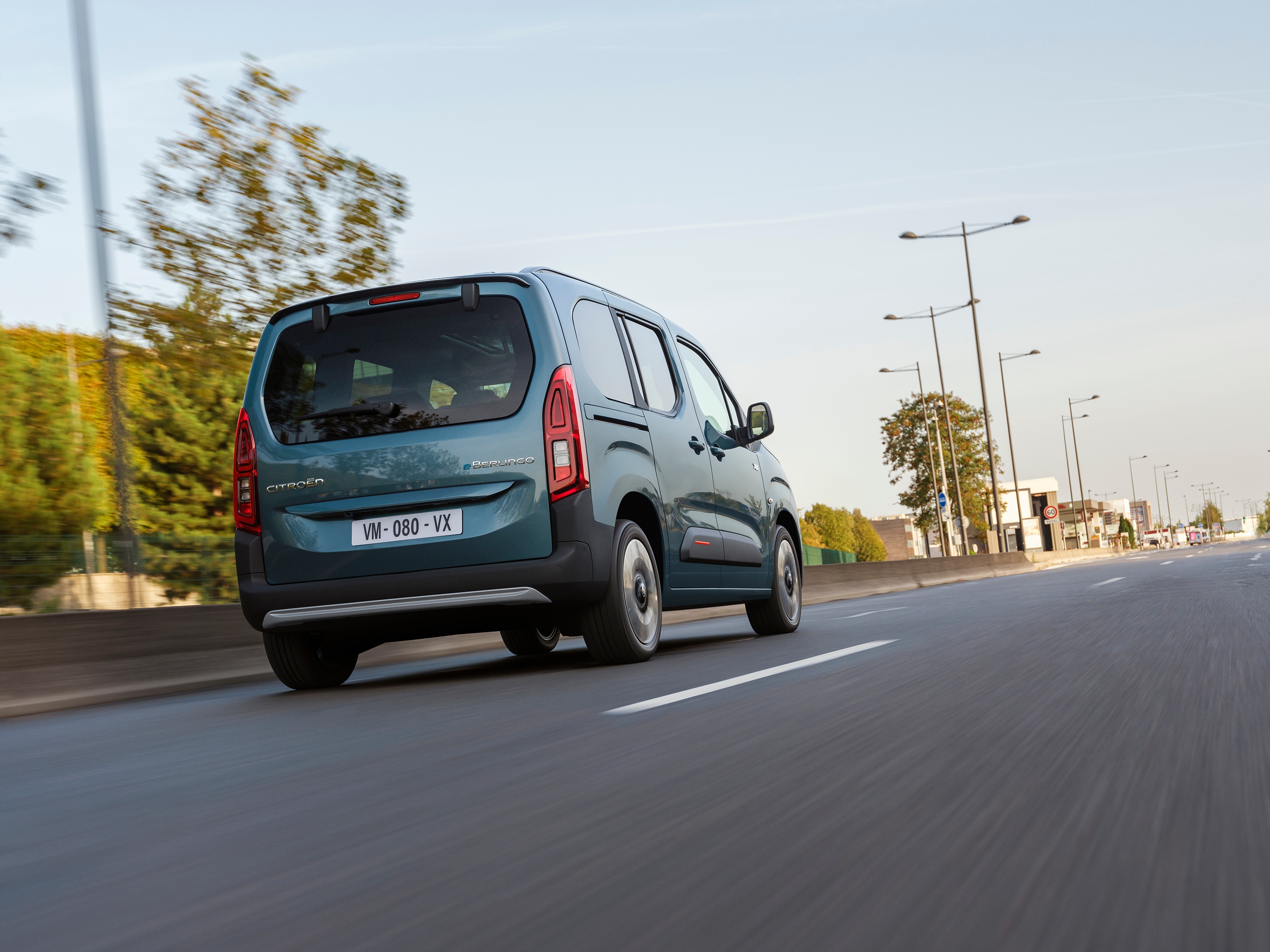 Heckansicht Kiama Blau Berlingo zeigt dynamisches modernes Design, Sicherheit, Effizienz und selbstbewusste alltägliche Fahrpräsenz