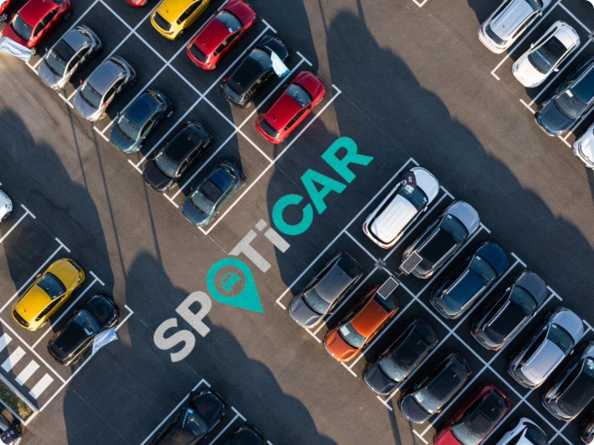 Draufsicht Gebrauchtwagen-Parkplatz veranschaulicht the Citroën SPOTICAR geprüften C5 Aircross selection
