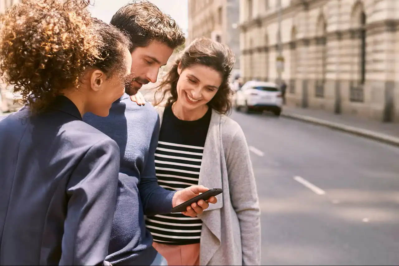 Menschen nutzen ein Smartphone, veranschaulicht Zugang zu Fahrzeuginformationen und Diensten mit der My Citroën App