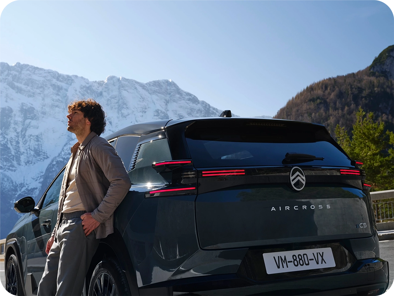Citroën Fahrzeug geparkt in Berglandschaft, veranschaulicht Fernunterstützung und vernetzte Sicherheitsdienste