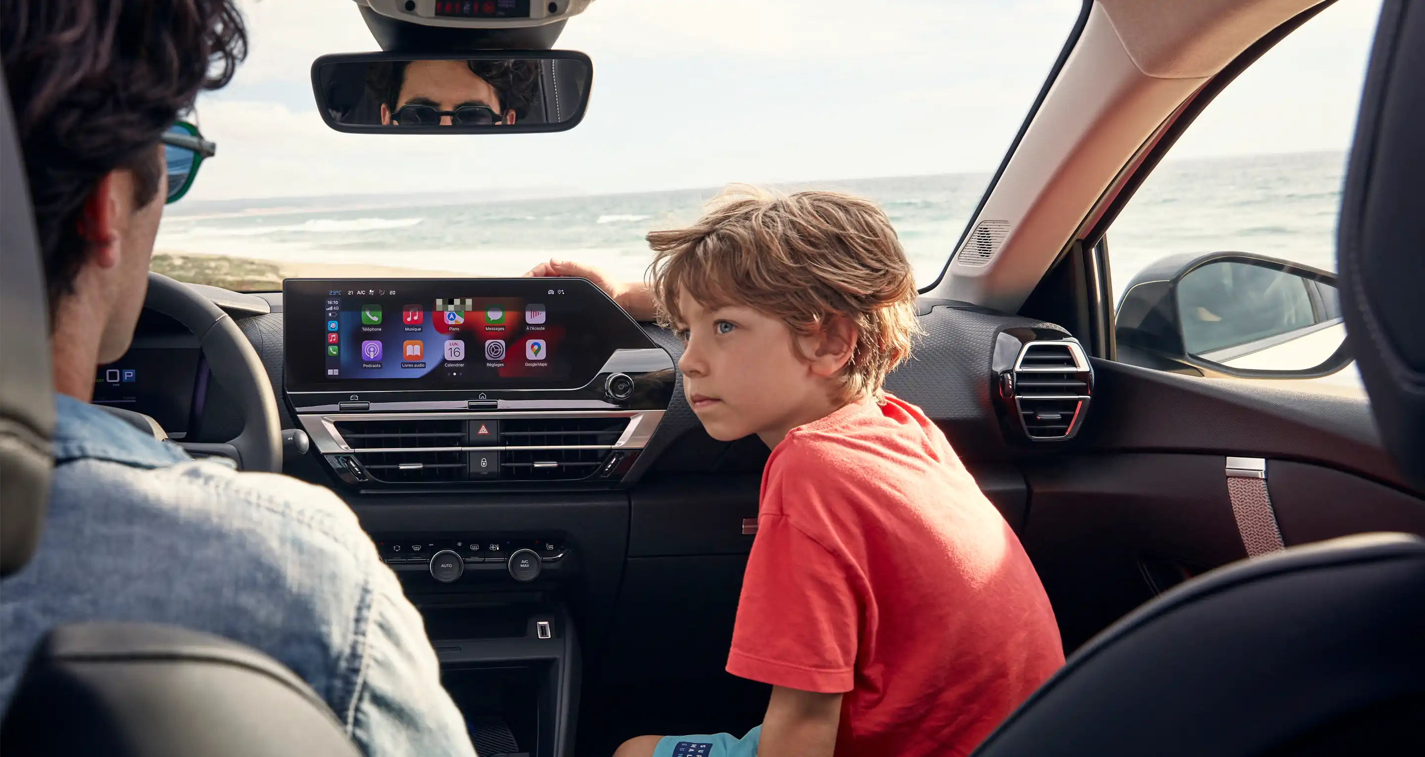 Innenansicht eines Citroën Fahrzeugs mit Zentralbildschirm mit Multimedia- und vernetzten Unterhaltungsfunktionen
