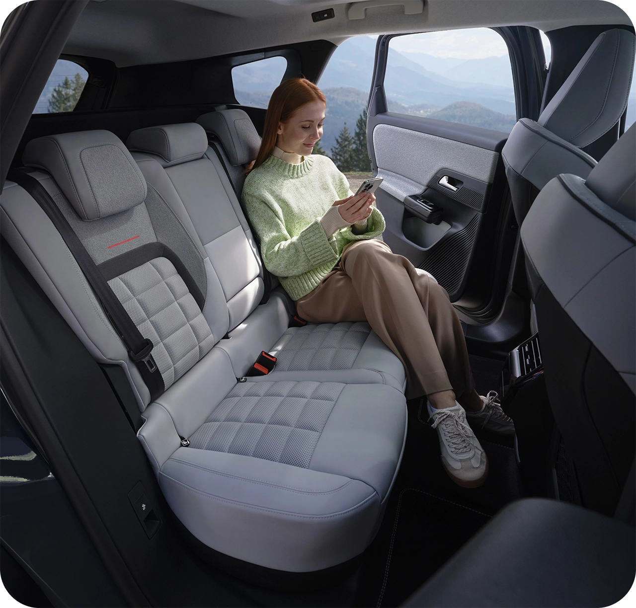 Innenansicht eines Citroën Fahrzeugs mit Rücksitzen während digital auf vernetzte Wartungsinformationen zugegriffen wird