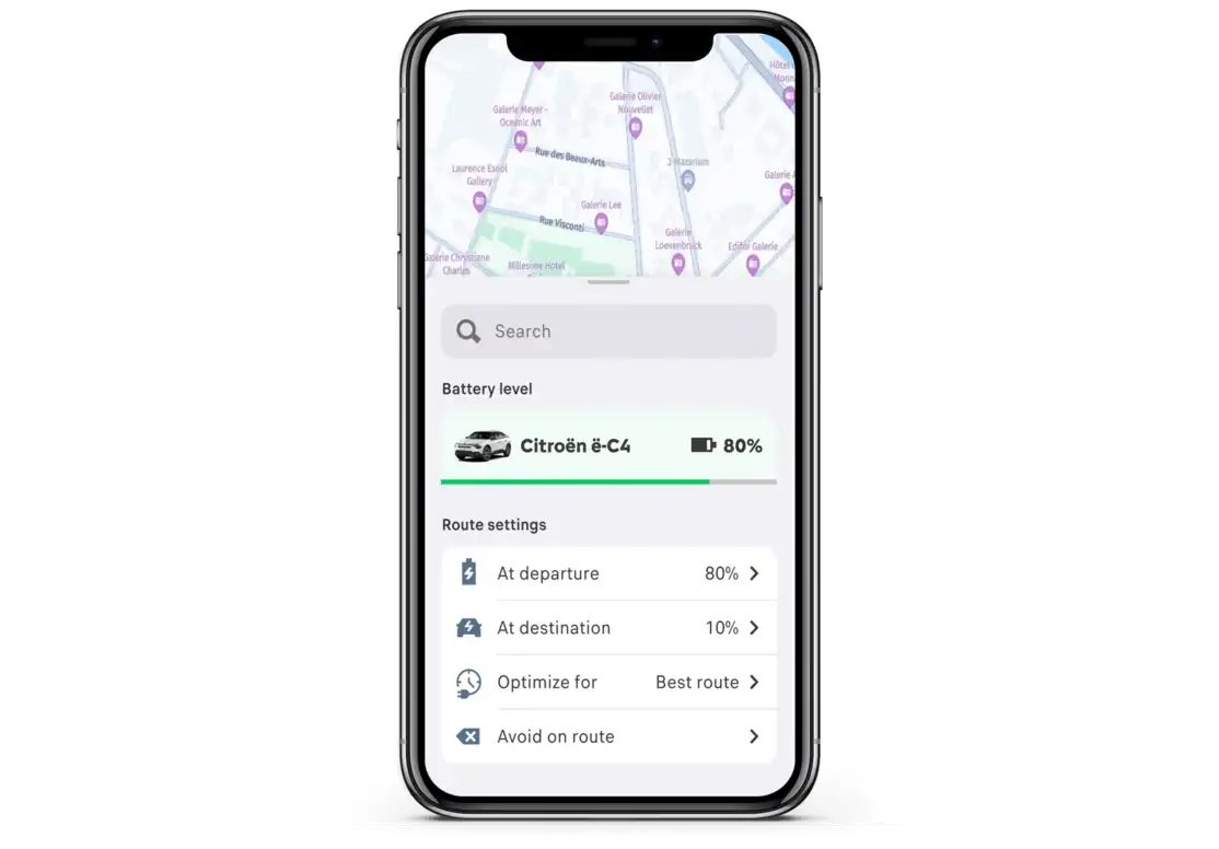 Smartphone-Bildschirm zeigt einen elektrischen Routenplaner mit Ladestopps, veranschaulicht e-ROUTES by Free2move Charge