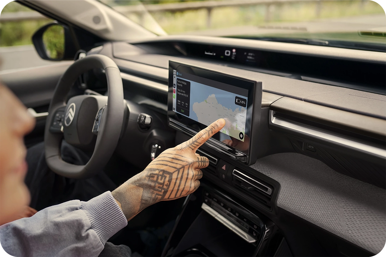 Citroën Cockpit-Ansicht mit Navigationsbildschirm mit vernetzter Routenführung und Echtzeitinformationen