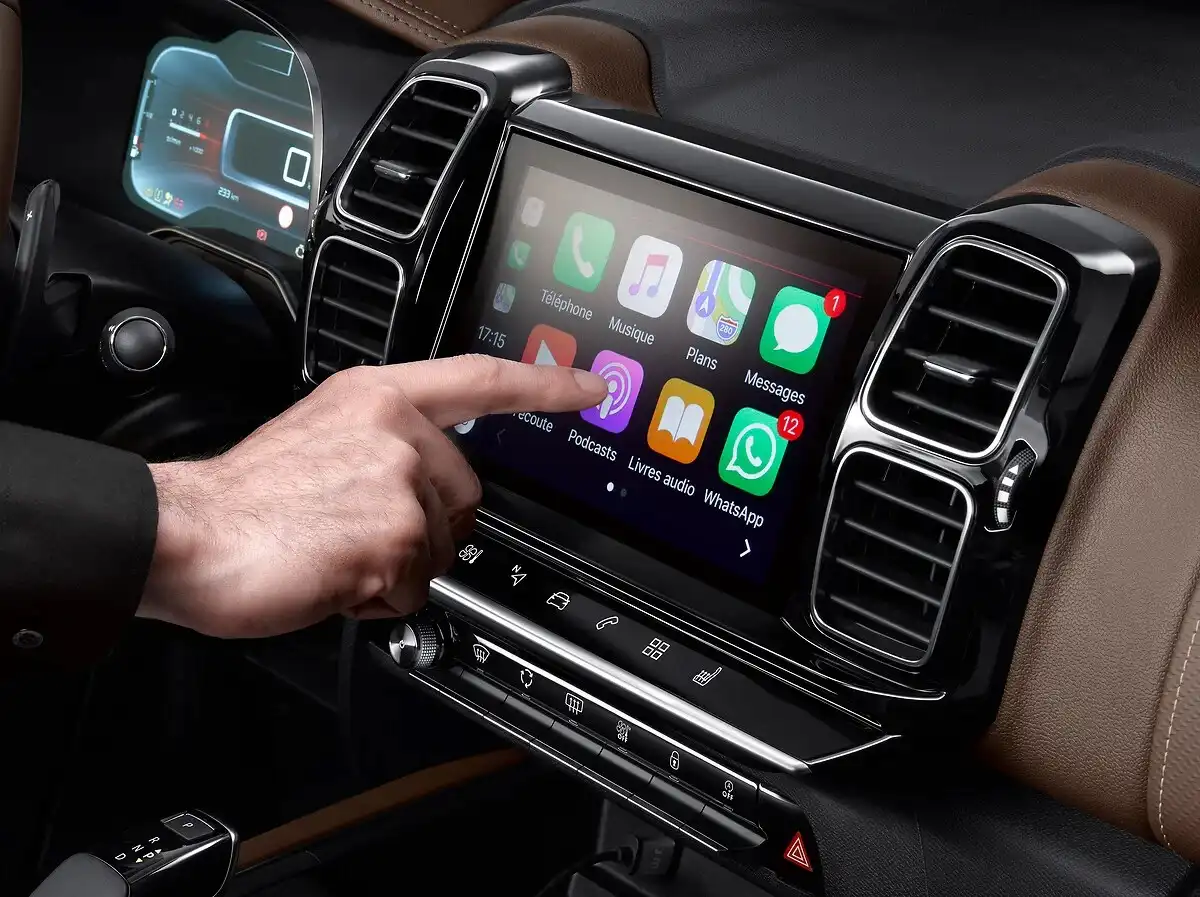 Nahaufnahme eines Citroën Bordbildschirms mit Apps, Navigation und Schnittstelle für vernetzte Dienste